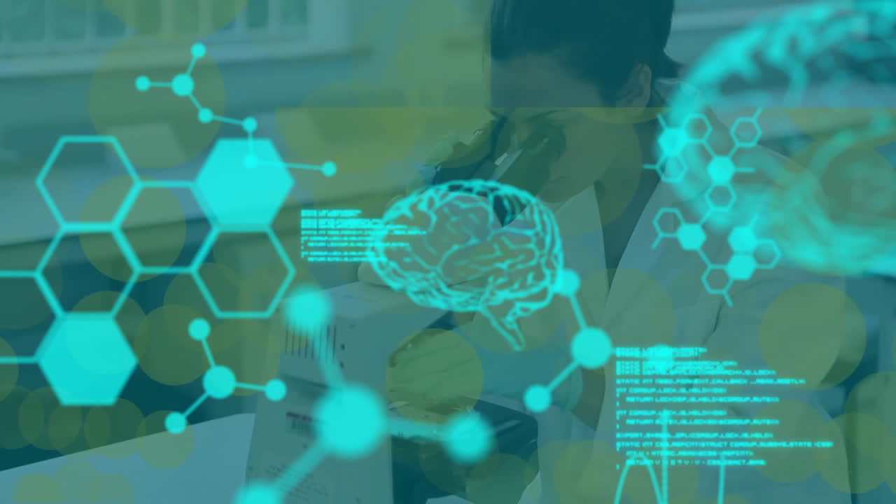 animación de procesamiento de datos con cerebros digitales sobre científica caucásica trabajando en el laboratorio