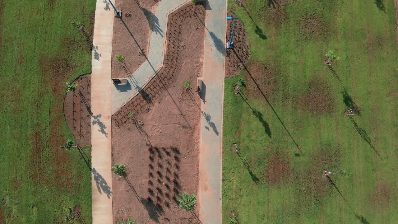 paseo por la mañana, filmado desde arriba, en la ciudad del distrito sur de israel nombrado por netivot