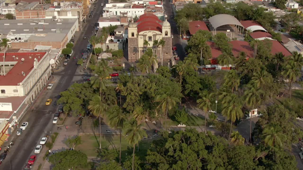 jardín núñez parque verde con templo de la merced en el centro de la ciudad de colima, méxico