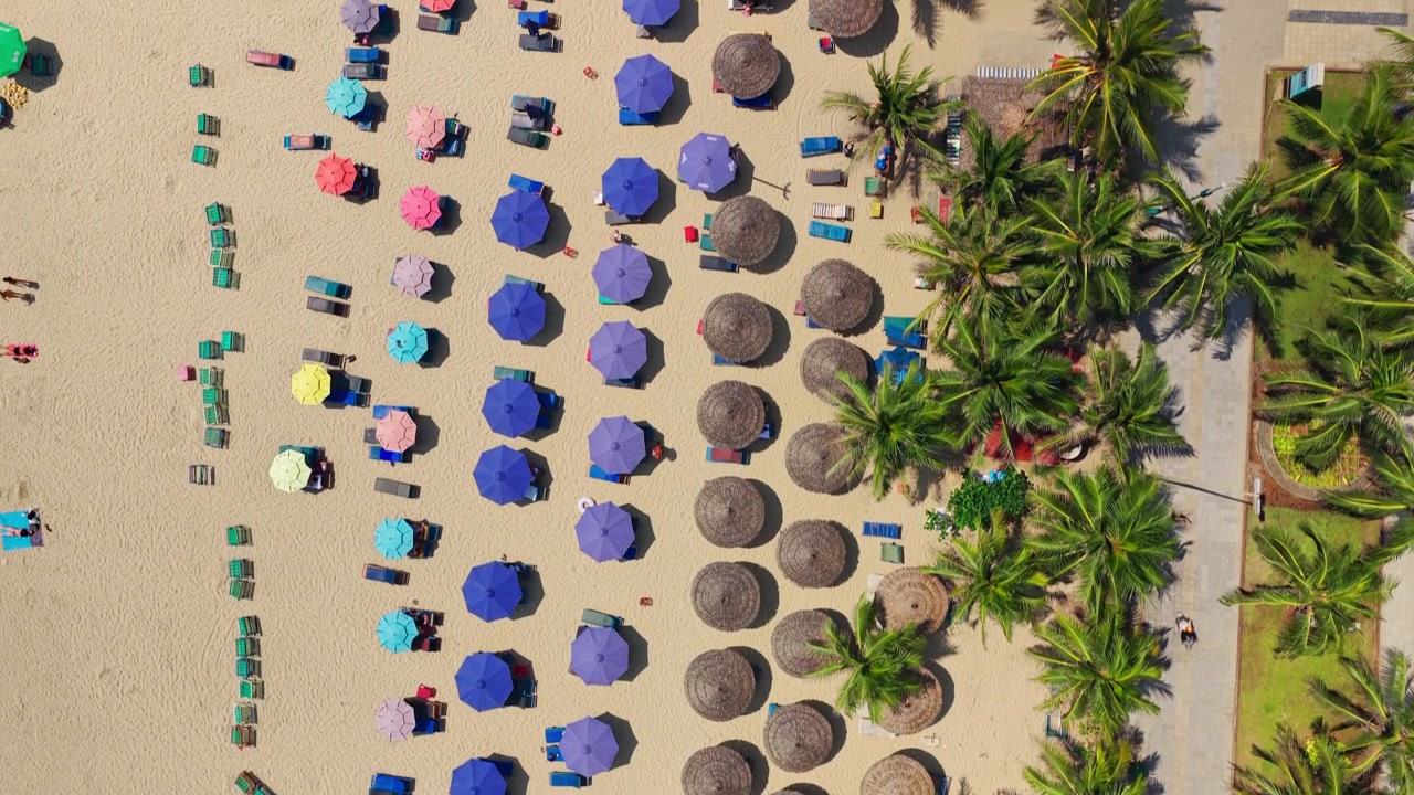 Scena di spiaggia del resort con ombrelloni e sedie a sdraio a Da Nang, Vietnam - Aerea dall'alto