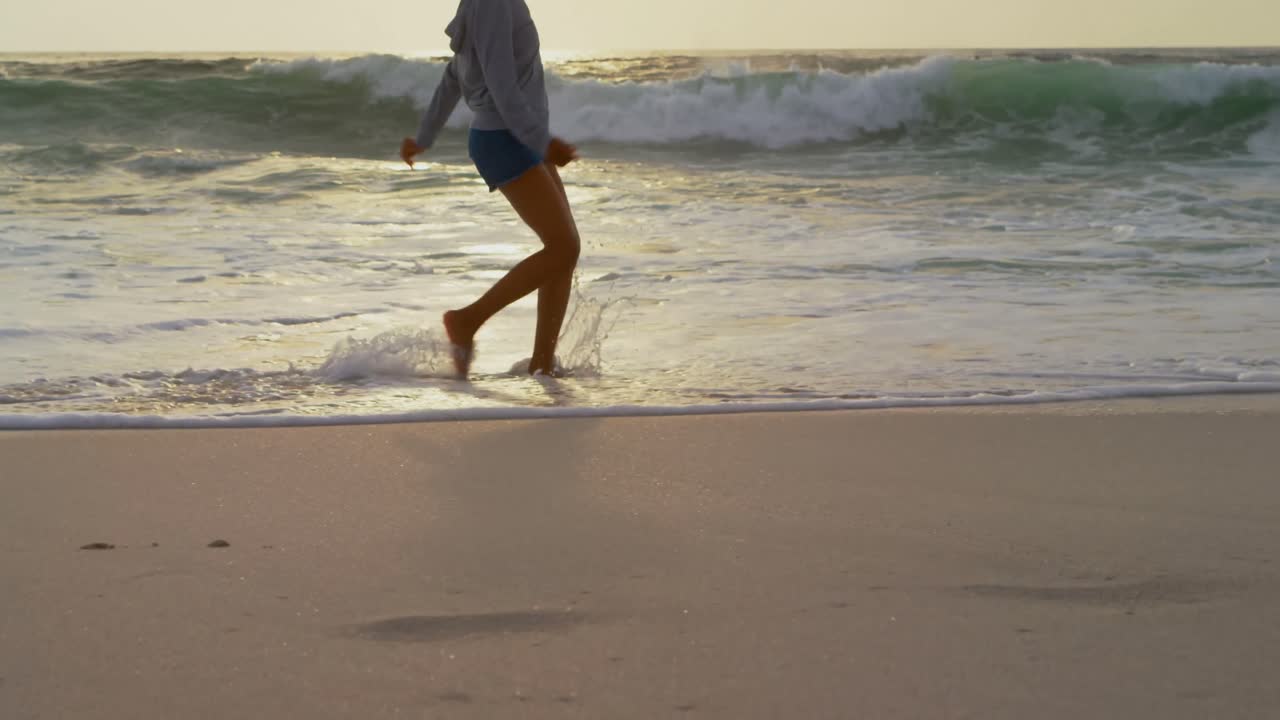 해변 4k에서 바다 파도와 놀고 있는 여성의 낮은 섹션