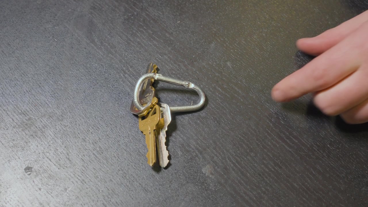 Rimozione del telecomando dell'auto da un mazzo di chiavi