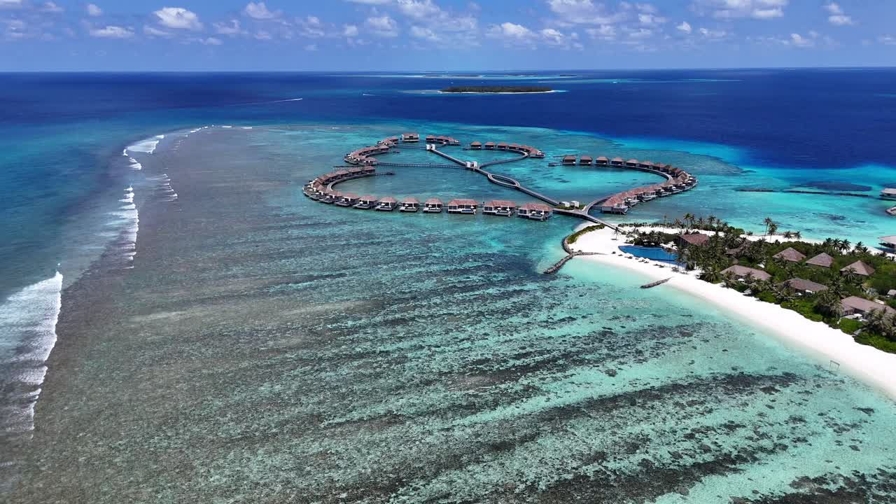 Vista Aerea con Drone di Lussuose Ville Overwater in un Resort alle Maldive