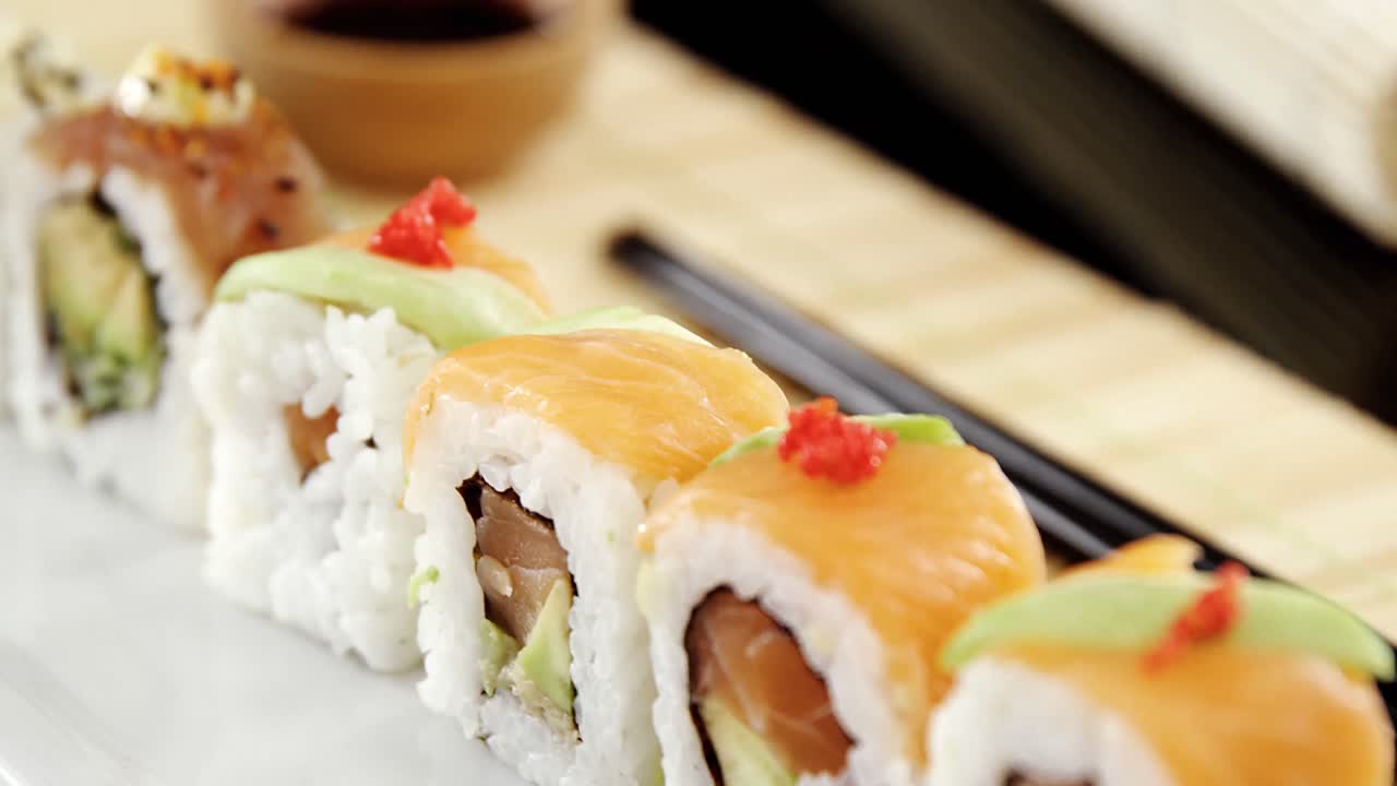 sushi em tapete com pauzinhos