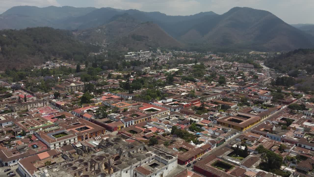 vista aérea de las calles estrechas y ordenadas de antigua en las montañas de guatemala