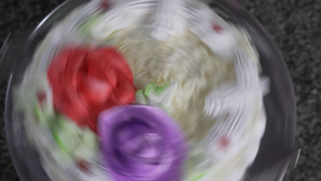 toma cinematográfica de un pastel girando en 4k, con plataforma rodante e inclinado hacia abajo.