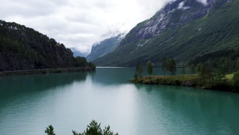 noruega loen vatnet toma de apertura pintoresco lago glaciar | dji aire 2 s