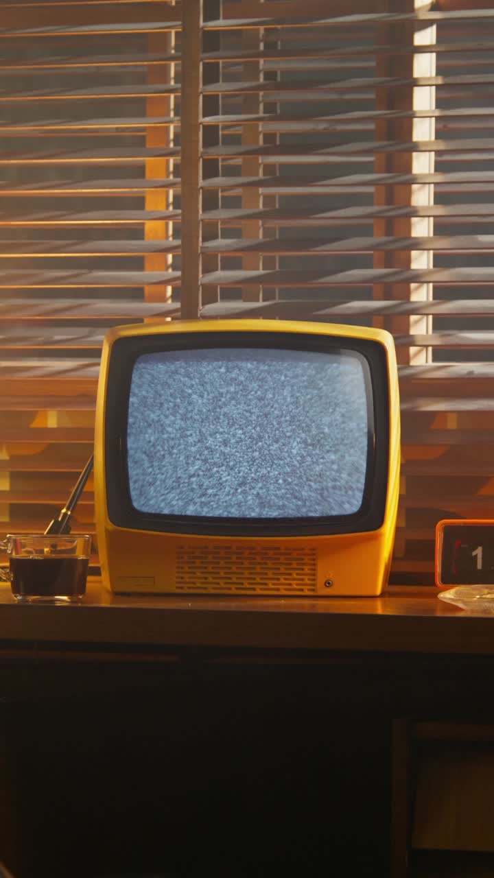 Parazit Sesi Olan Vintage Sarı TV