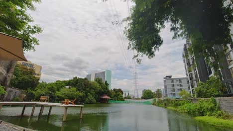 Malerischer-See-In-Einem-Café-In-Der-Stadt-Bangkok,-Thailand-Mit-Grüner-Natur