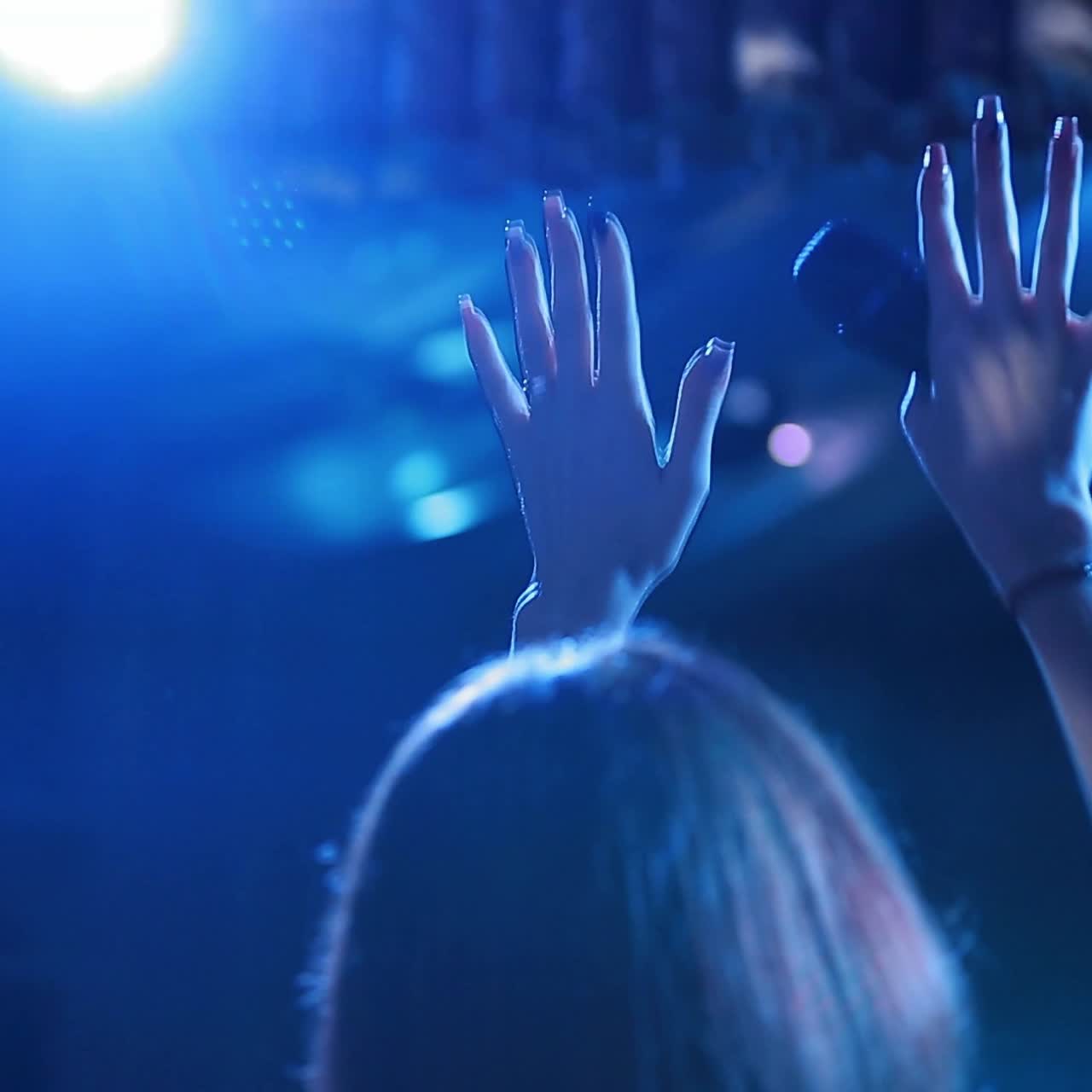 artista en el escenario del club durante la fiesta nocturna