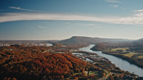 timelapse aerea della gola del fiume tennessee a chattanooga, tn con colori autunnali che volano verso la montagna panoramica