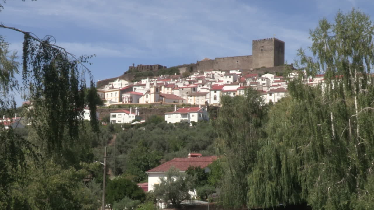 castelo de vide en el fondo en la ladera a su alrededor pequeñas casas pintadas de blanco, castelo de vide es un pueblo portugués en el distrito de portalegre