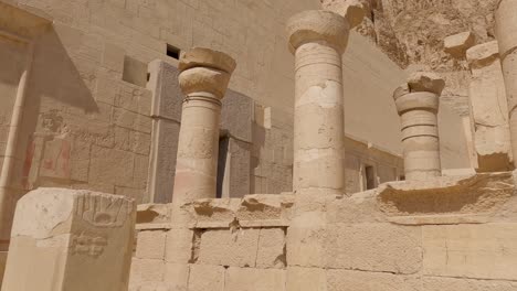 tiro pan a lo largo de columnas de piedra arenisca ruinas en el templo de hatshepsut durante la luz del sol, egipto