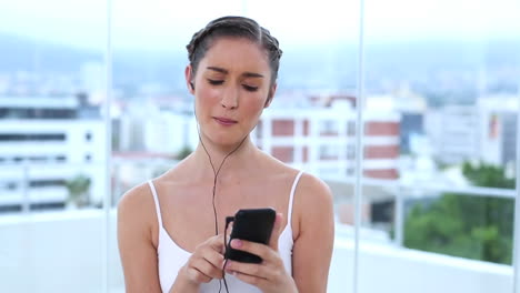 Una mujer joven escuchando música.
