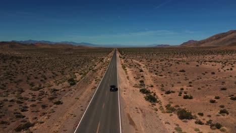 coche moderno conduciendo en la autopista del desierto en nevada