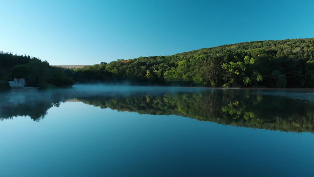 temprano en la mañana, un dron bajo disparó sobre un lago brillante y algo de niebla-1