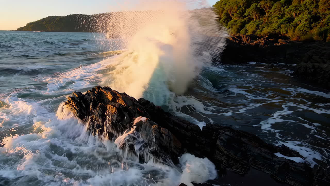 olas costeras al atardecer