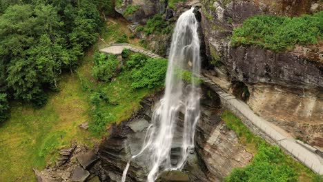 steinsdalsfossen es una cascada en el pueblo de steine en el municipio de kvam en el condado de hordaland, noruega. la cascada es uno de los sitios turísticos más visitados de noruega.