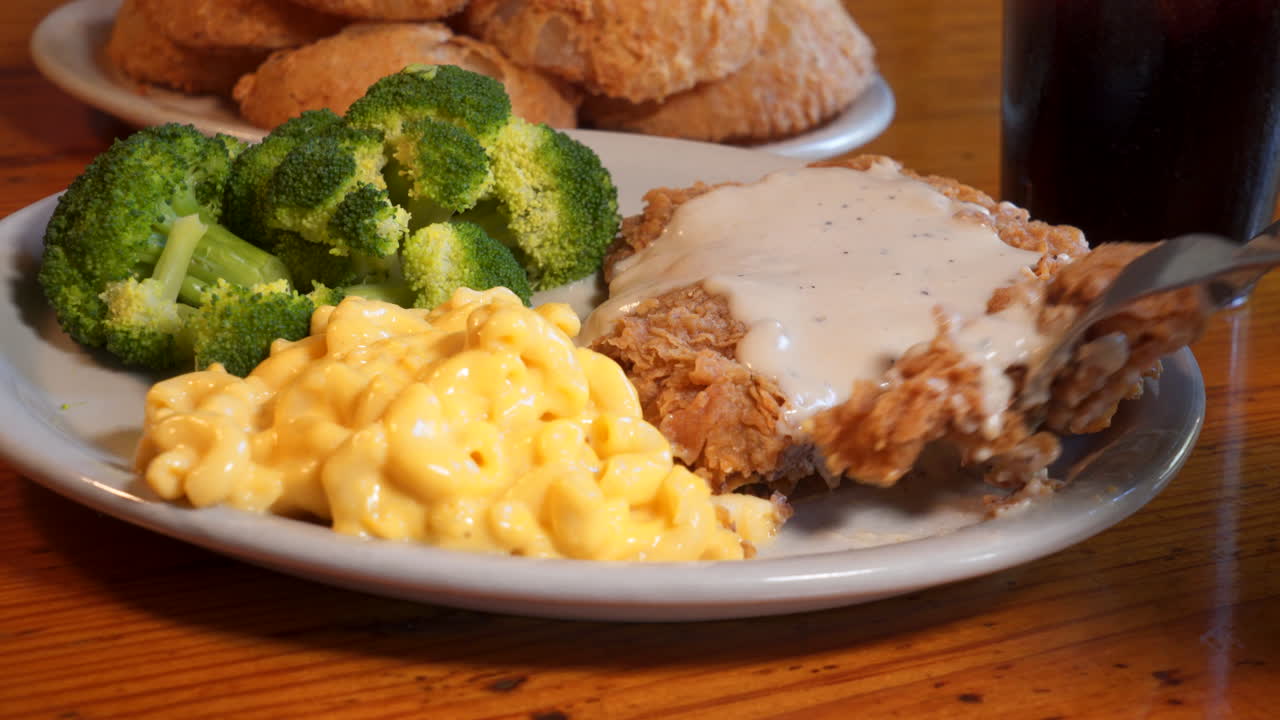 нож для стейка нарезает вилку жареного куриного стейка, утешительный укус южной еды, слайдер 4k