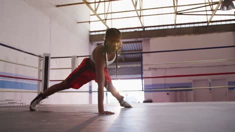 Mujer-De-Raza-Mixta-Trabajando-En-El-Gimnasio-De-Boxeo