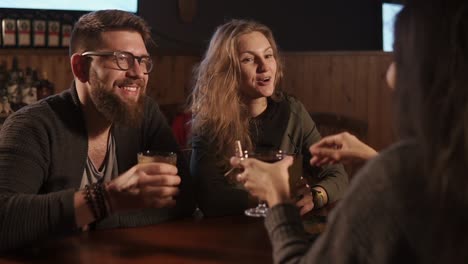 amigos disfrutando de bebidas en un bar