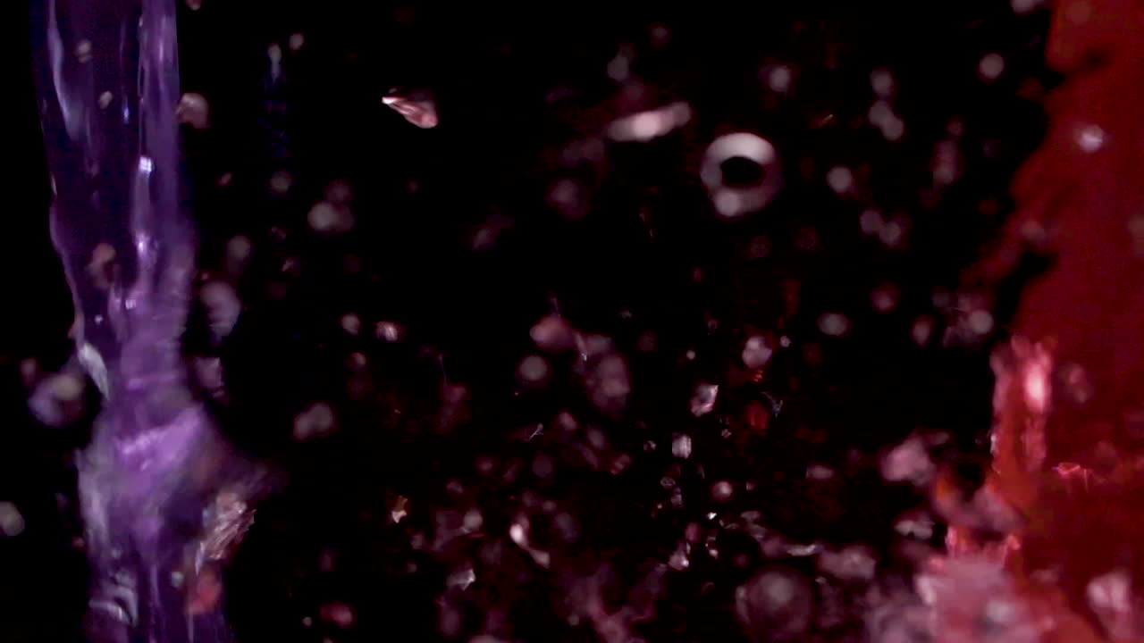 bebida deportiva vertida en un recipiente vacío con burbujas y espuma en cámara lenta