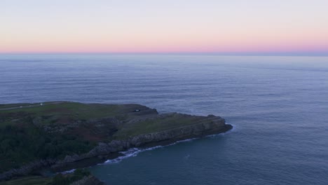 Ruhiger-Sonnenuntergang-über-Dem-Golf-Von-Biskaya-Von-Der-Kantabrischen-Küste-Spaniens,-Luftaufnahme-4k