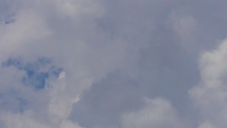 Zeitraffer-Von-Dicken-Kumuluswolken,-Die-Sich-Vor-Blauem-Himmel-Bilden-Und-Auflösen,-Nahaufnahme