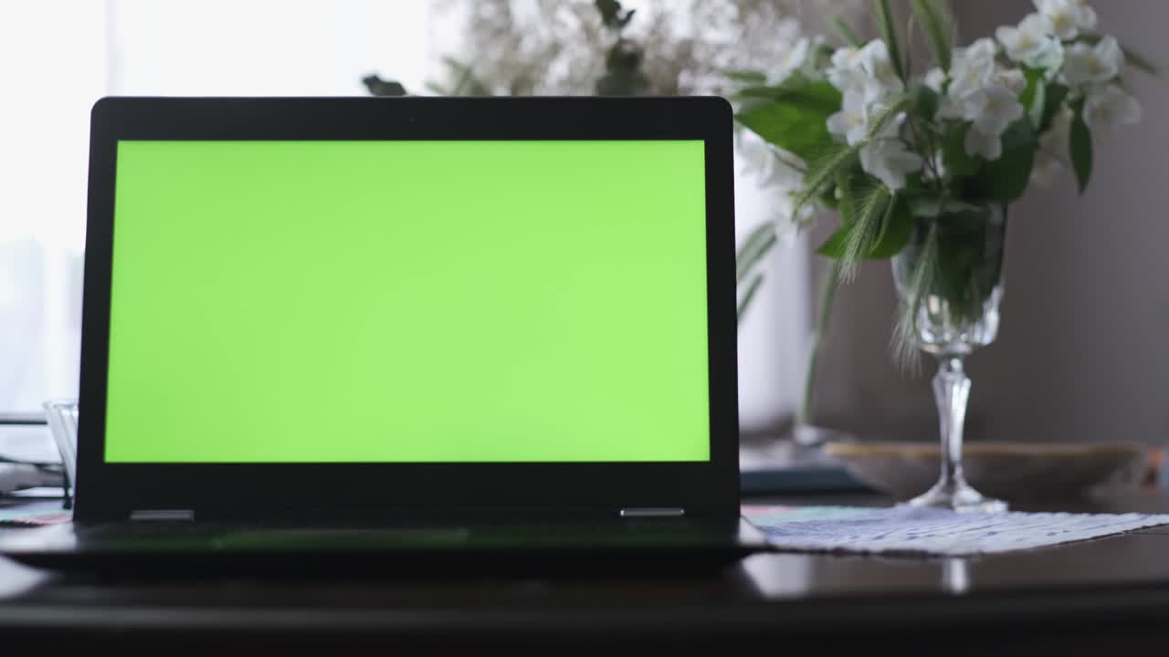 4k resolution and 25 fps, close up footage of green screen on laptop