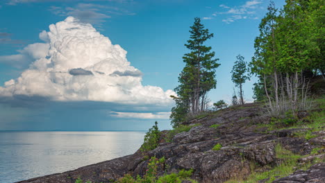 Lapso-De-Tiempo-De-La-Construcción-De-Nubes-De-Tormenta-Cerca-De-La-Orilla-Del-Lago-Superior