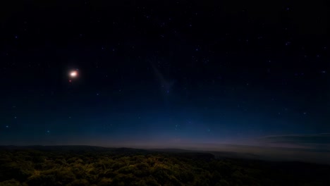 meteorito sobre el bosque por la noche