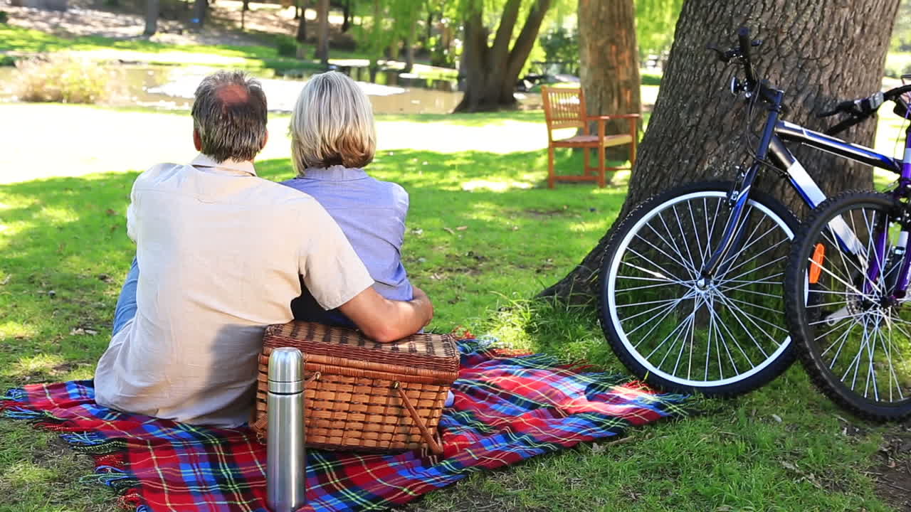 una pareja feliz haciendo un picnic en el parque