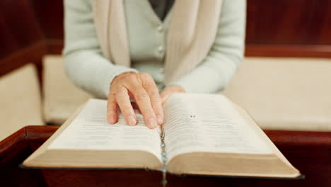 estudiando, la biblia o las manos de la mujer en la iglesia listos