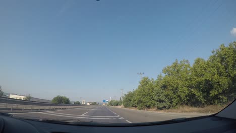 vista de la ciudad, la naturaleza y el tráfico desde la cámara dentro del vehículo.