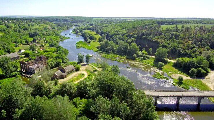 drone del paesaggio estivo vola sopra il fiume in tempo soleggiato