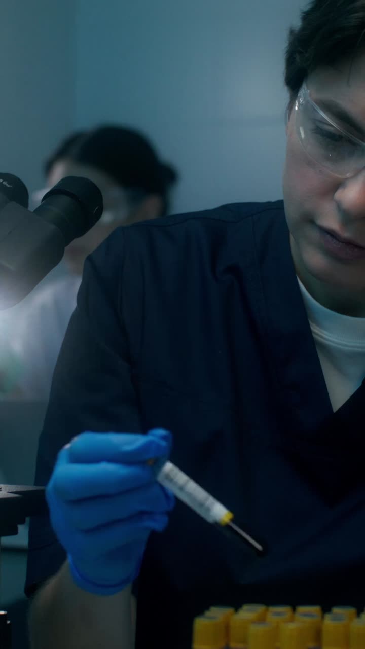 científico que realiza experimentos de laboratorio