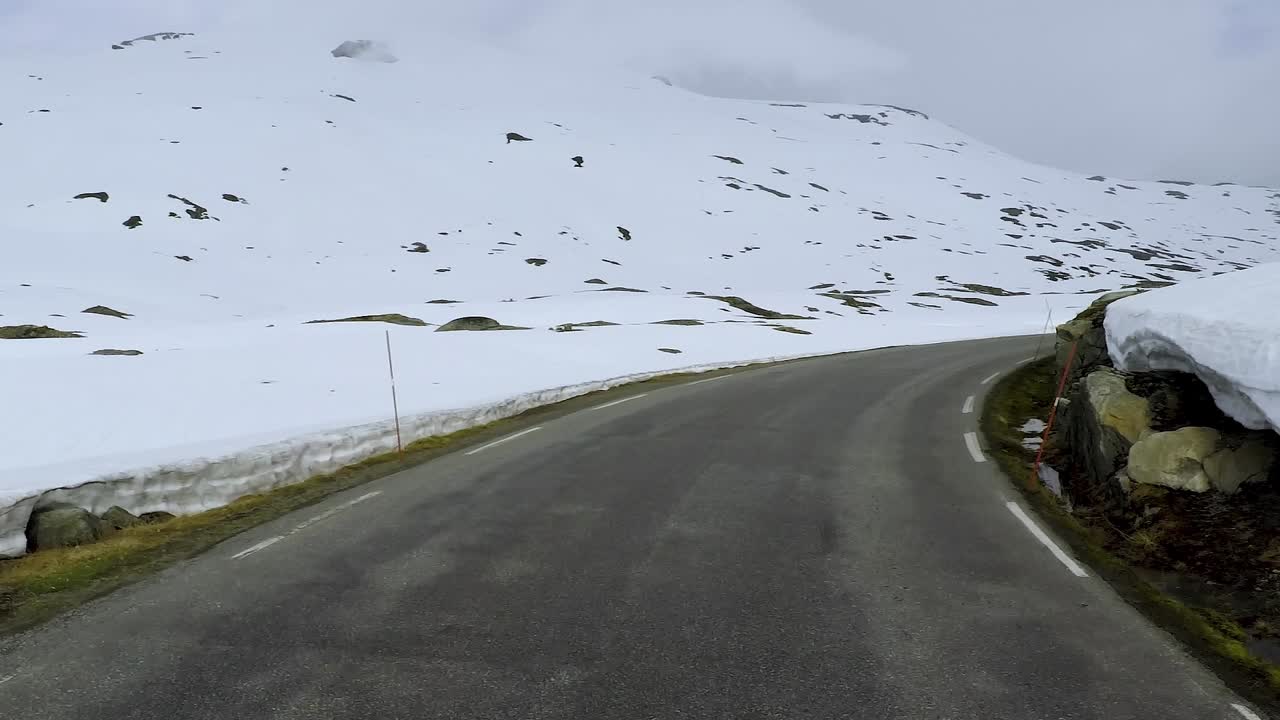 노르웨이 도로에서 차를 운전하다