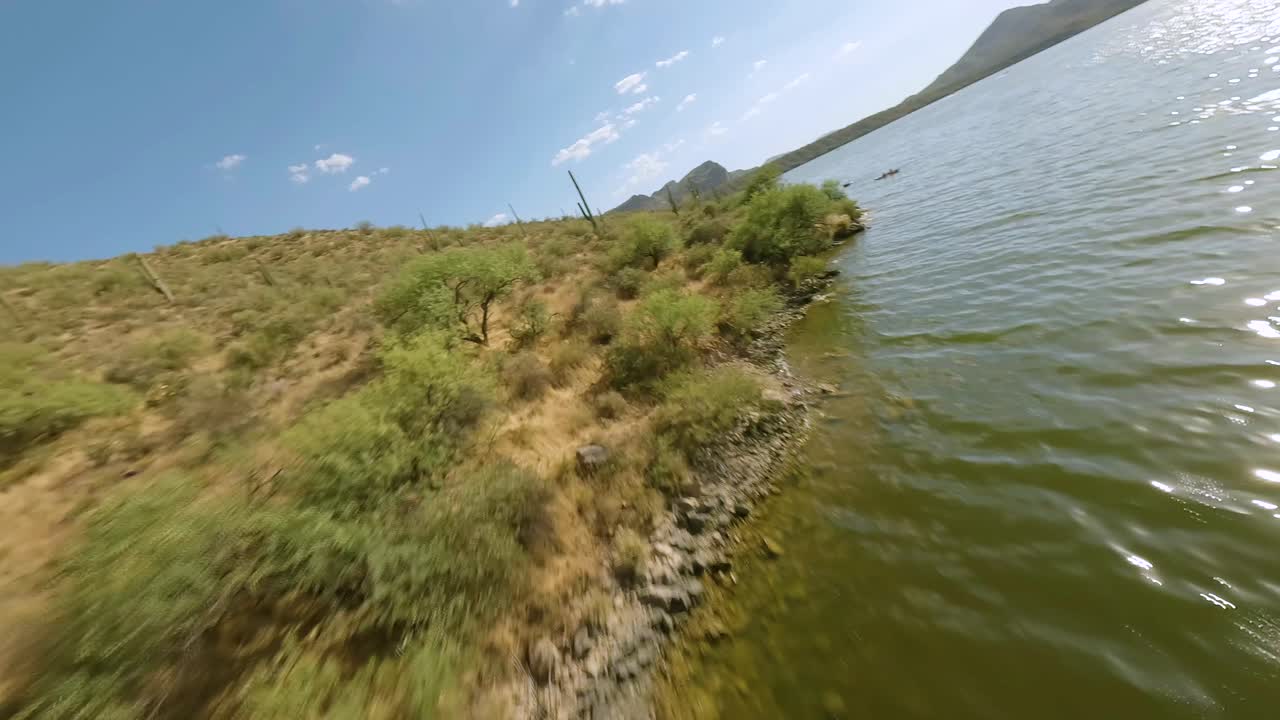 vuelo de drones fpv lago saguaro vegetación desértica caliente río salado de arizona entorno seco natural