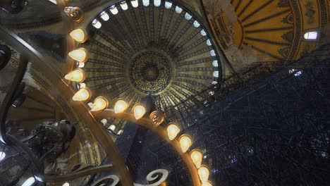 detalle del techo de la sala principal de hagia sophia, una antigua basílica patriarcal ortodoxa griega, más tarde una mezquita imperial, y ahora un museo en estambul, turquía