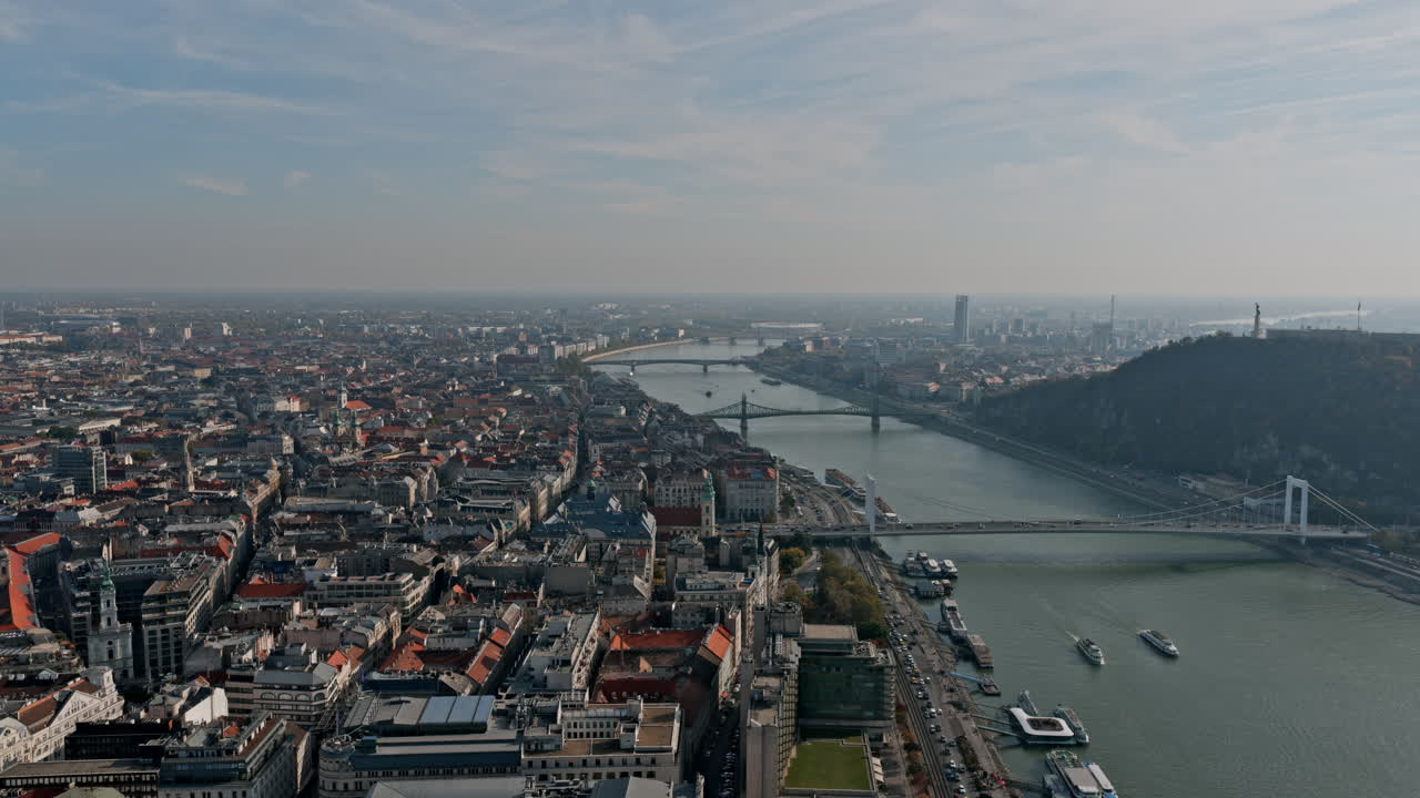 Vista panoramica di Budapest con i ponti che attraversano il Danubio e la collina Gellért che si erge fiera sull'orizzonte della città