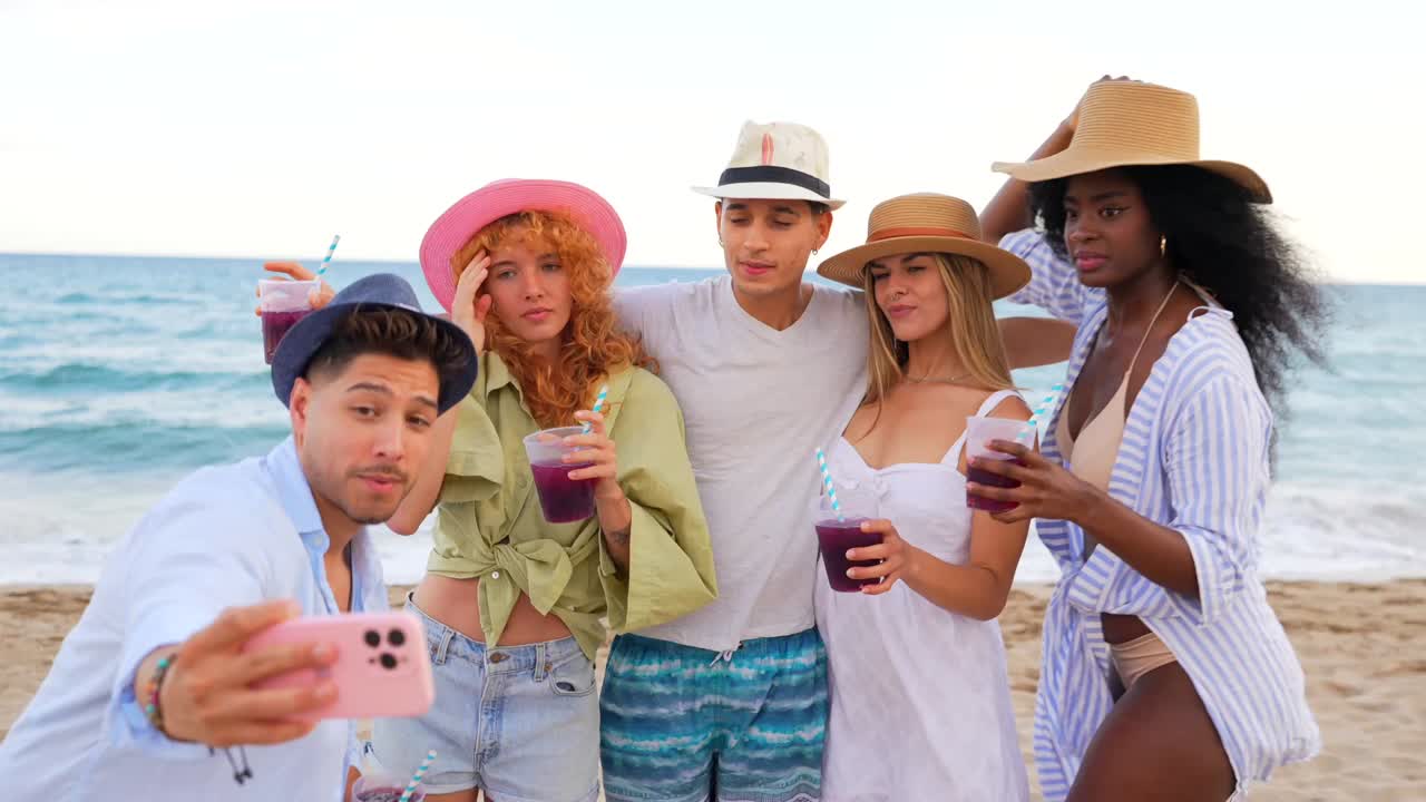 해변 에서 셀피 를 찍는 친구 들 의 그룹