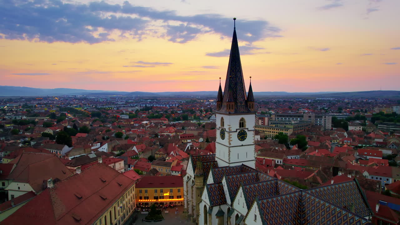 Veduta aerea con drone del centro storico di Sibiu al tramonto, Romania. Cattedrale luterana di Sibiu, edifici antichi, strade strette