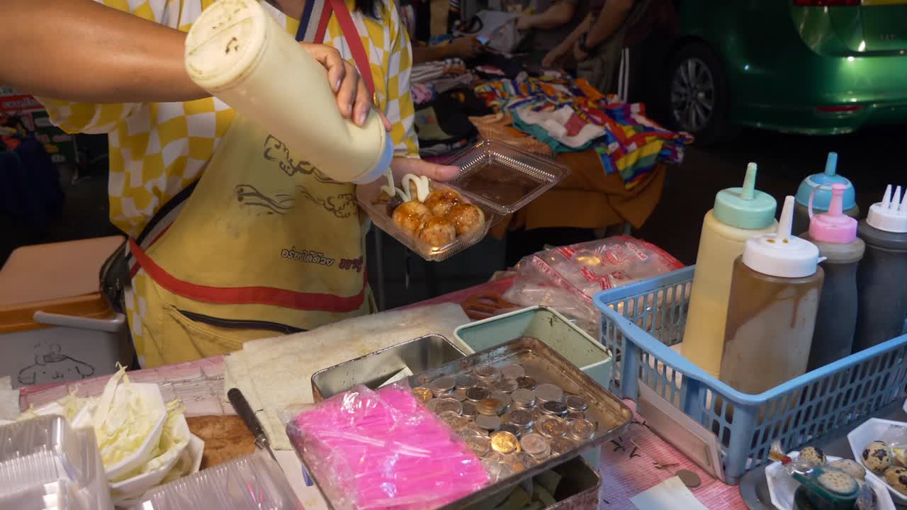 mercado nocturno de tailandia puesto de comida calamar pulpo sepia