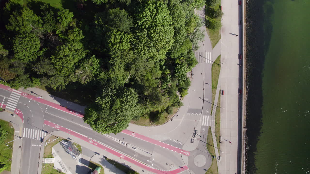 그디니아 폴란드의 해변 대로 지역, 도로 교차로 원형 교차로, 물 앞 자전거 도로 및 맑은 푸른 바다와 숲 나무와 초목을 따라 걷는 길, 공중 하향식 전망