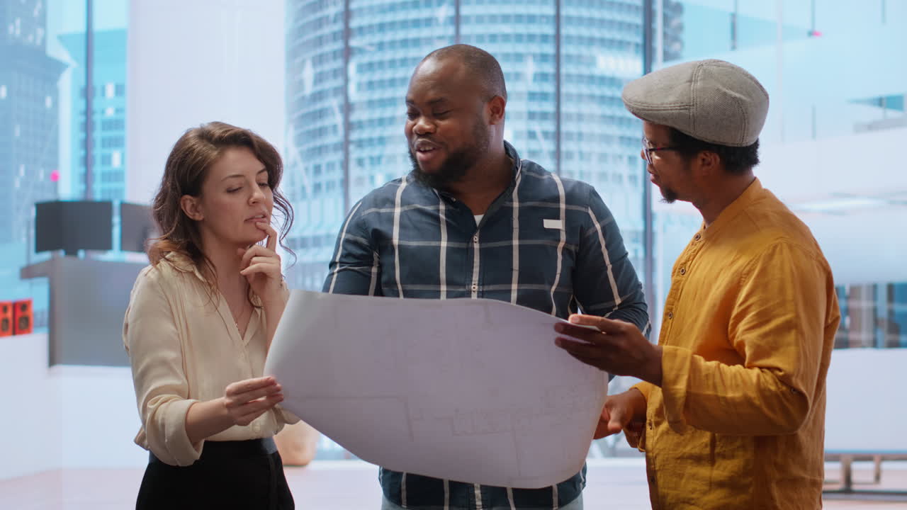 mujer profesional que planea una reubicación redactando los planos en una tableta