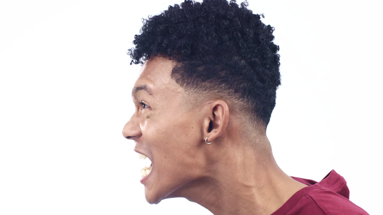 enojado, gritando y perfil de hombre en un blanco