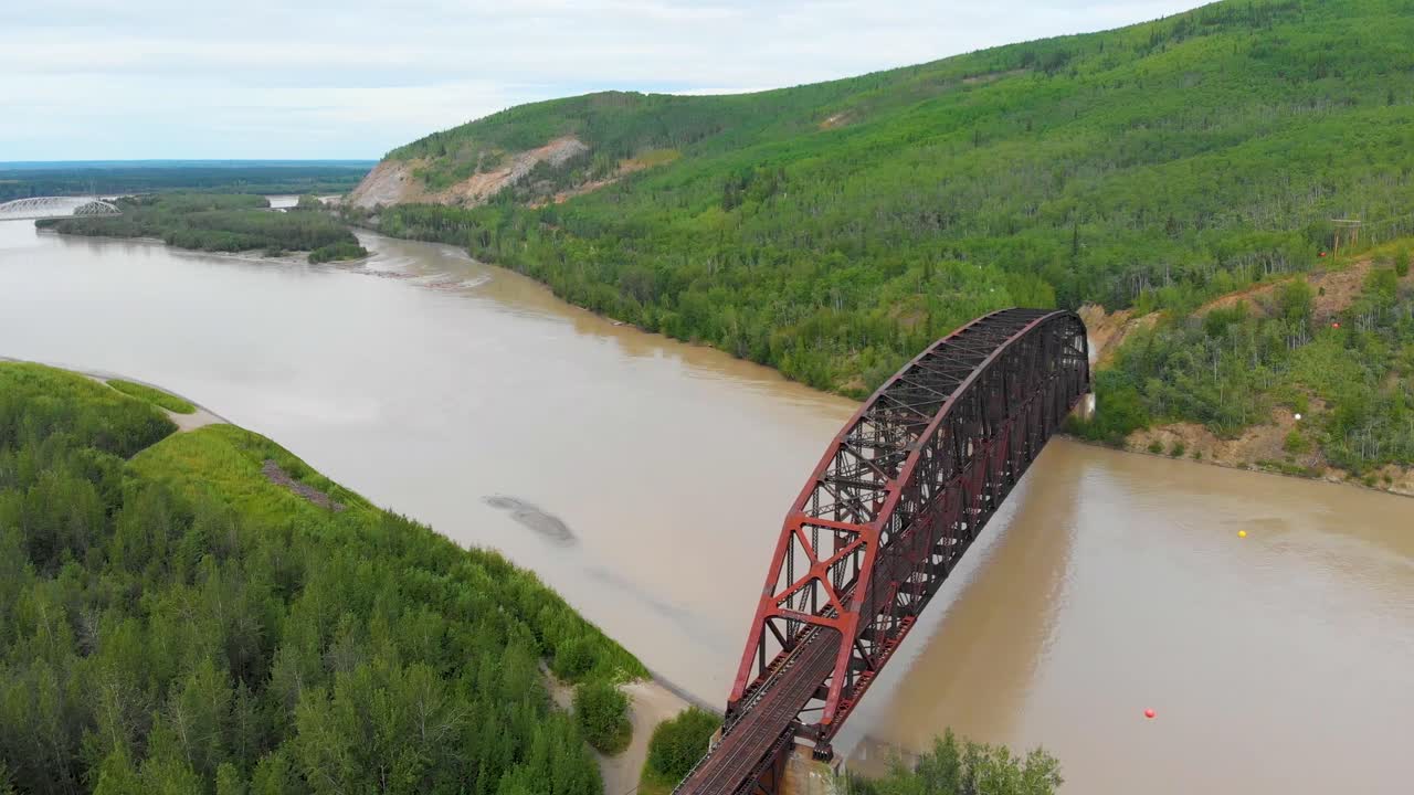 video de dron de 4k del puente de tren de armadura de acero conmemorativo de mears sobre el río tanana en nenana, alaska durante el día de verano