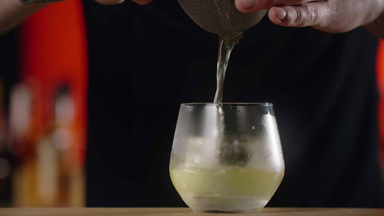 el camarero haciendo un cóctel.