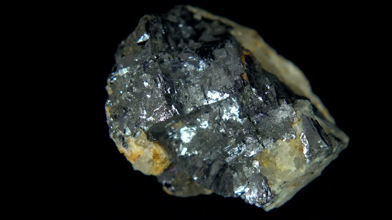 검은 바탕 앞에 금속 미네랄 (갈레나) 을 원활하게 회전시키는 것