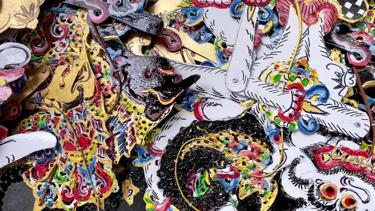 인도네시아 문화 의 전통적 인 와이앙 쿠 ⁇  의 중간  ⁇